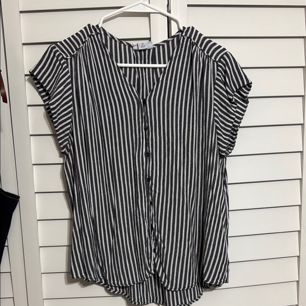 Liz Claiborne Black and White Flutter Sleeve Blouse